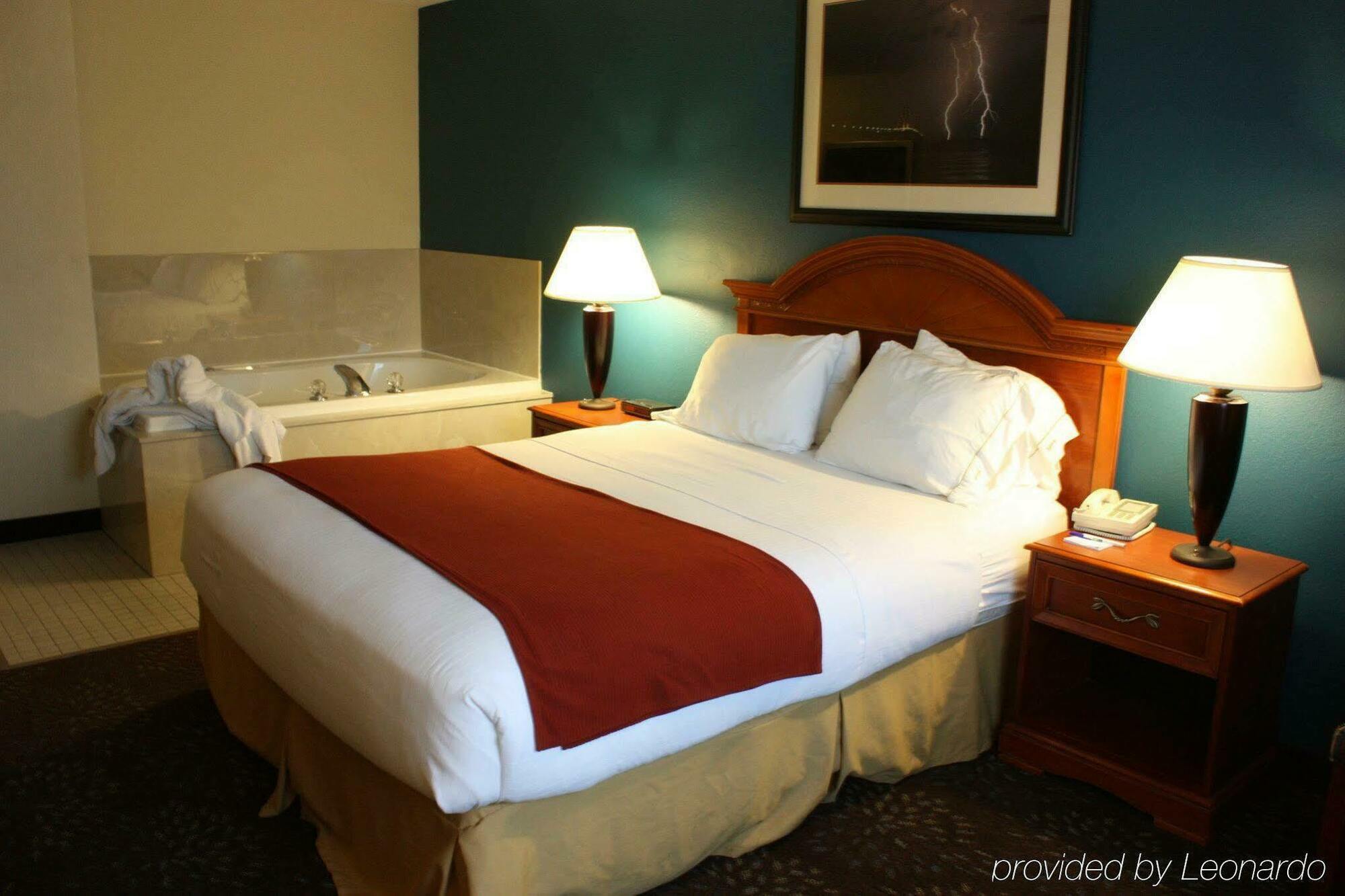 Holiday Inn Express Mackinaw City, An Ihg Hotel Екстер'єр фото